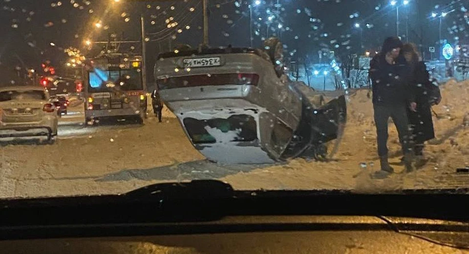 На Правом берегу перевернулась легковушка