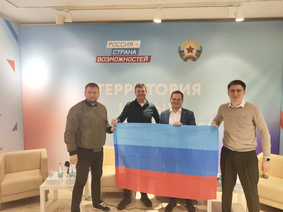 Главе платформы «Россия-страна возможностей» Алексею Комиссарову подарили флаг ЛНР