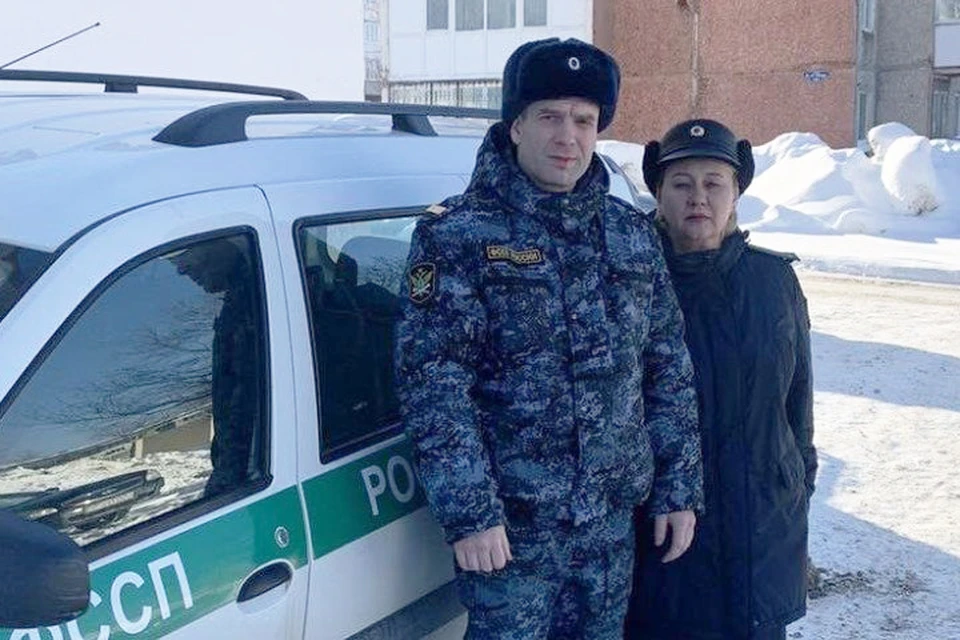 Приставы Антон Артемов и Людмила Чижова не растерялись и сумели спасти жизнь человека. Фото: пресс-служба УФССП России по Пермскому краю.