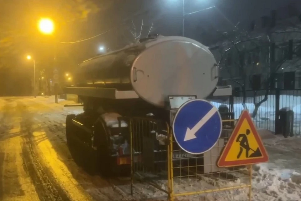 В Ломоносове всю ночь промывали водопровод из-за превышения хлора. Фото: t.me/VDKSPB