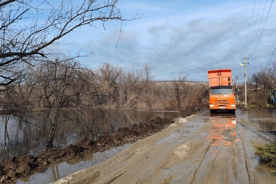 В поселке Белое Лутугинского района продолжается борьба с водной стихией. Фото - глава Лутугинского района Евгений Бондарь