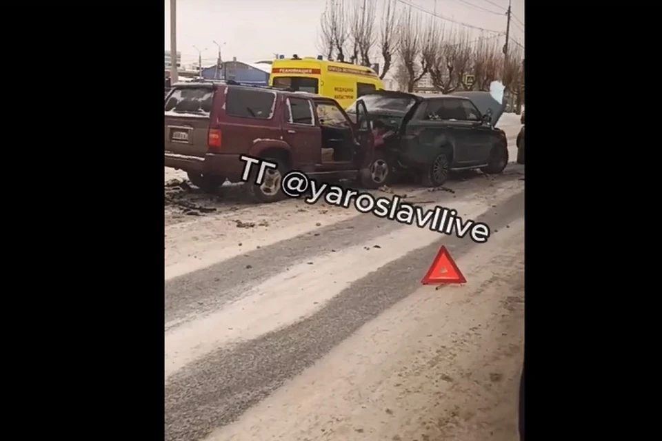 В Ярославле столкнулись четыре машины. Скриншот с видео, группа "Ярославль LIVE"