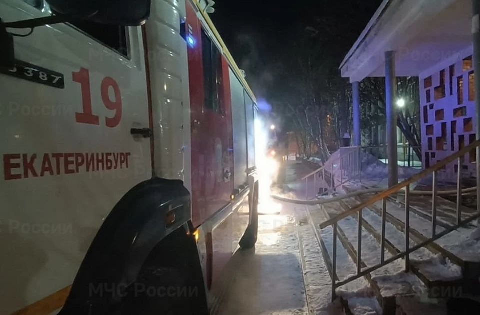 С огнем боролись 11 пожарных расчетов. Фото: пресс-служба МЧС по Свердловской области