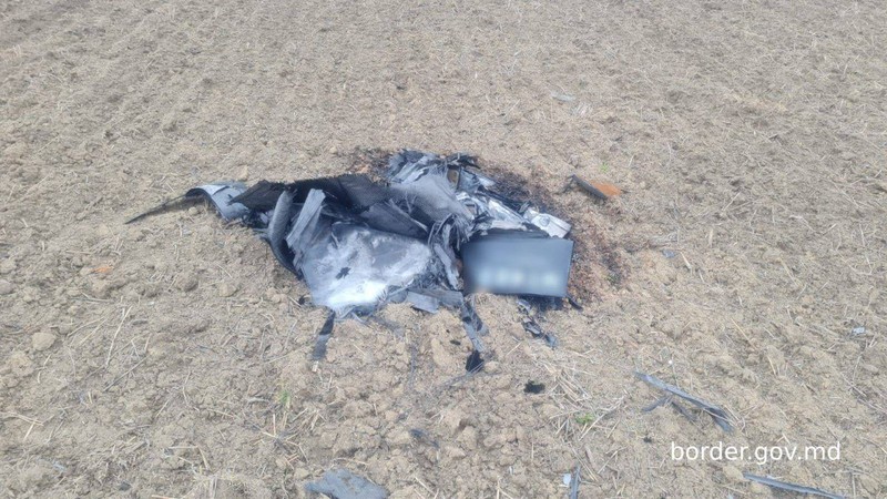 Молдавские пограничники обнаружили новые фрагменты упавшего беспилотника (Фото: Пограничная полиция).