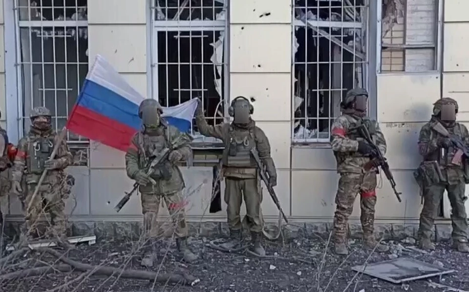 Российский флаг установили у железнодорожного вокзала. Фото: кадр видео