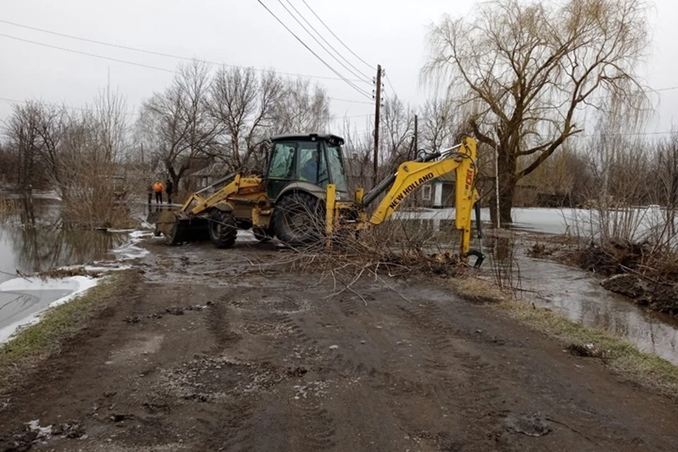 В поселке Белое Лутугинского района 18 февраля наблюдают снижение уровня воды на подтопленных территориях. Фото - глава Лутугинского района Евгений Бондарь