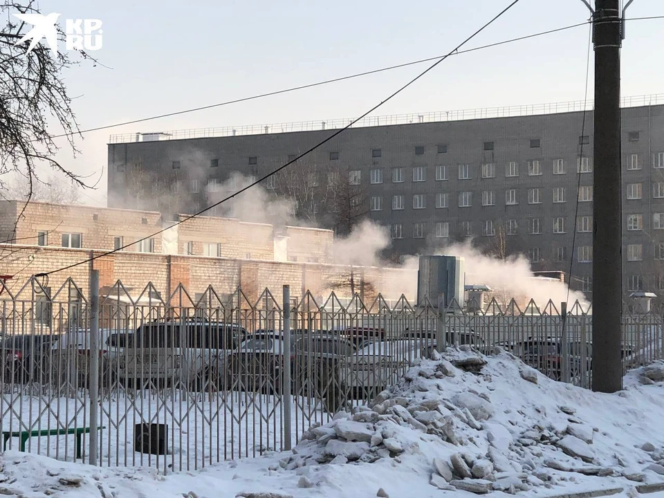 В Красноярске пожарная техника стягивается к краевой больнице