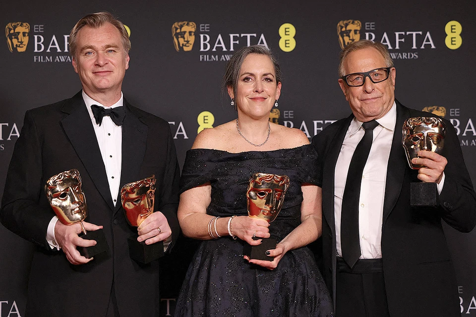 Режиссер "Оппенгеймера" Кристофер Нолан и продюсеры картины с наградами BAFTA.
