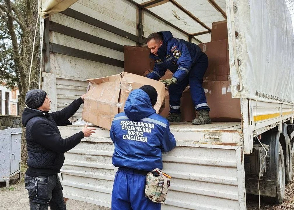 Запорожские активисты привезли в Пологи гуманитарную помощь. ФОТО: Евгений Балицкий