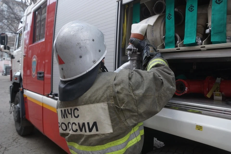Строительный склад на площади 540 квадратных метров горит в Новой Москве