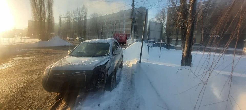 Фото: В Саратове на Московском шоссе перекресток не поделили «четырнадцатая» и «КИА»