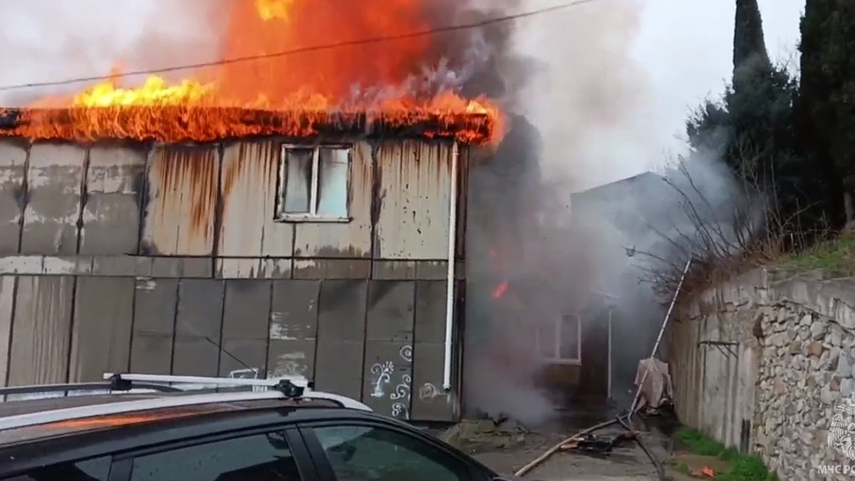 В селе под Алуштой горит двухэтажный частный дом - KP.RU