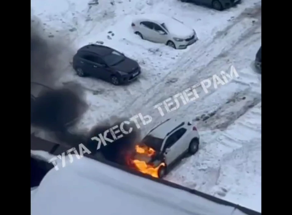 В Туле на Калужском шоссе загорелась машина. Фото: ТГ-канал «Тула. Жесть».