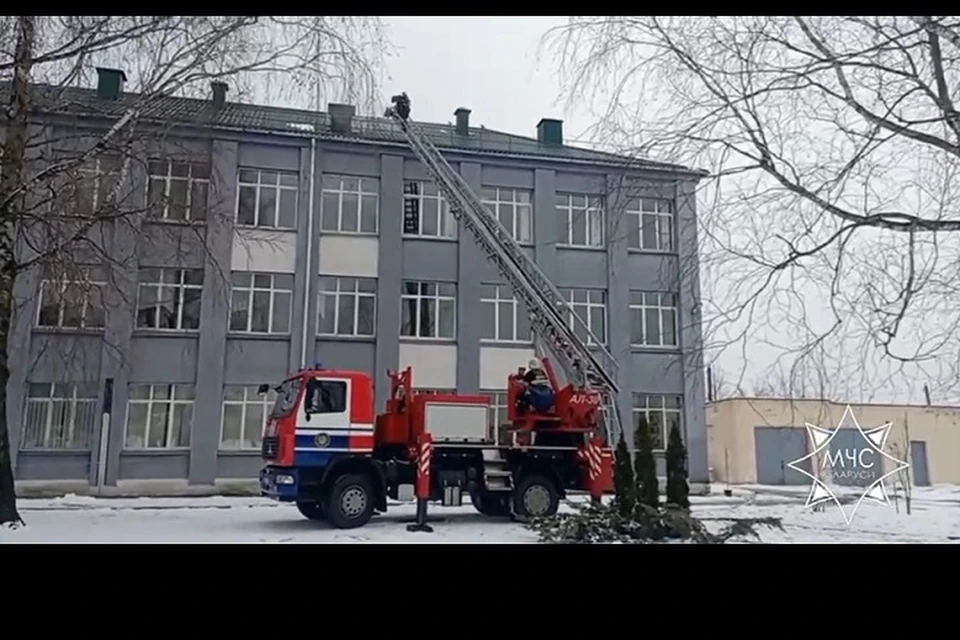 В школе в Смолевичах сотрудники МЧС ликвидировали тление на чердаке. Фото: стоп-кадр | видео МЧС.