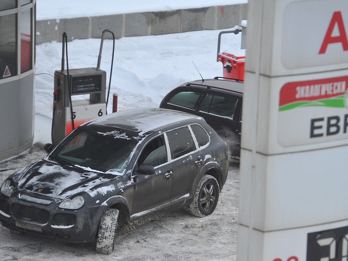 В Челябинске владелец Porsche Cayenne издевался над сотрудниками заправок:  раз за разом заливал бензин и уезжал, не заплатив - KP.RU