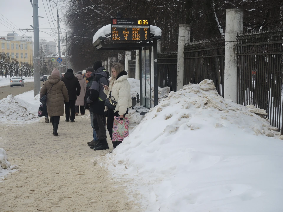 Много снежных куч скапливается возле остановок.