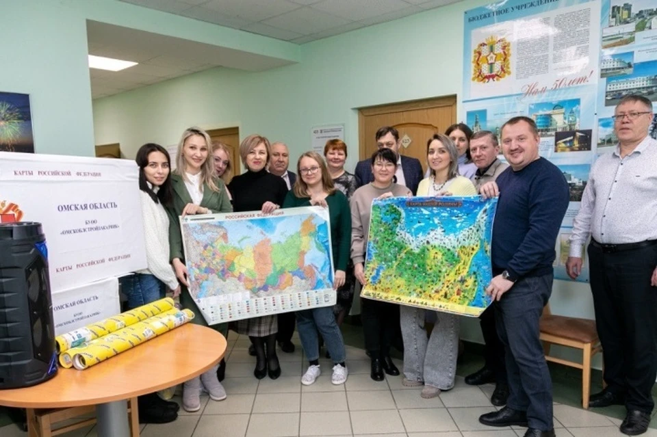 Омичи подготовили к отправке в Стаханов новую карту России для воспитанников детсадов. Фото - Минстрой Омской области