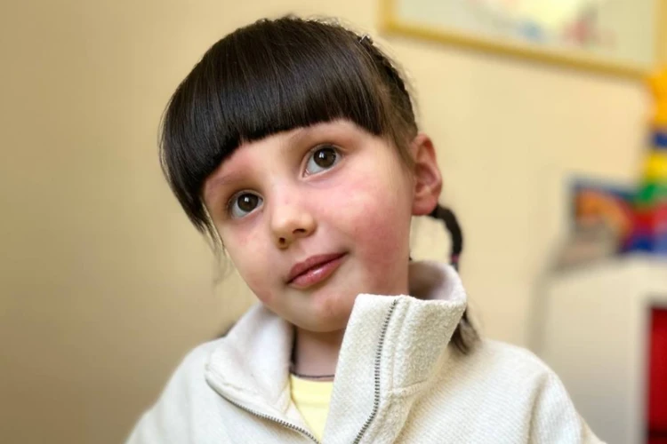 «Ее толкнули - сразу перелом»: новосибирские врачи вернули «хрустальной» девочке возможность бегать
