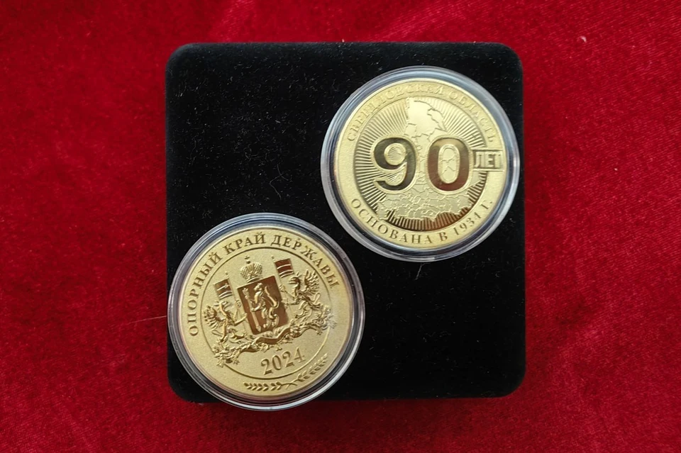 На лицевой стороне – надпись «90 лет» на фоне карты области и надпись «Основана в 1934 году». Фото: организаторы викторины