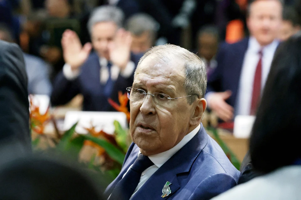 Ответить на все вопросы журналистов министру не помешало даже внезапное отключение света