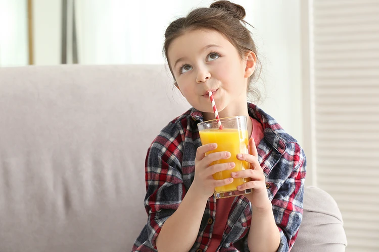 Ребенок может стремительно потолстеть от фруктового сока: Эндокринолог объясняет, как этого избежать