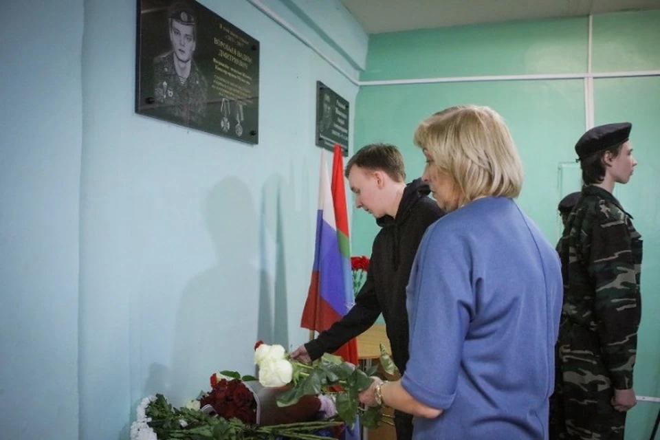 В рыбинской школе №6 открыли мемориальную доску выпускнику