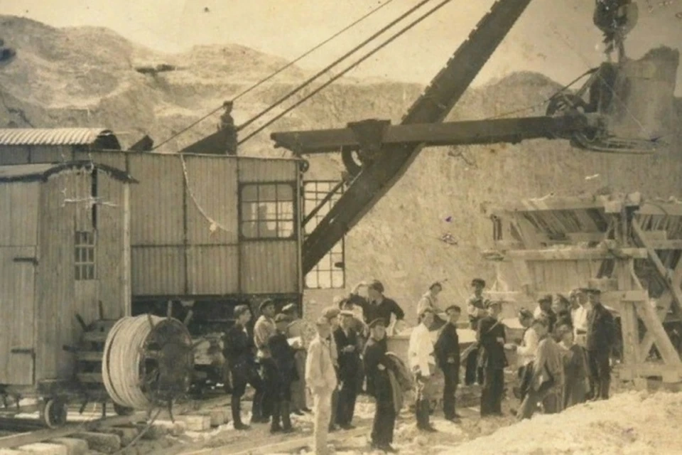 Экскурсия студентов Бежицкого рабфака на цементный завод, 1923 год, Фокино. Фото: администрация города Фокино.