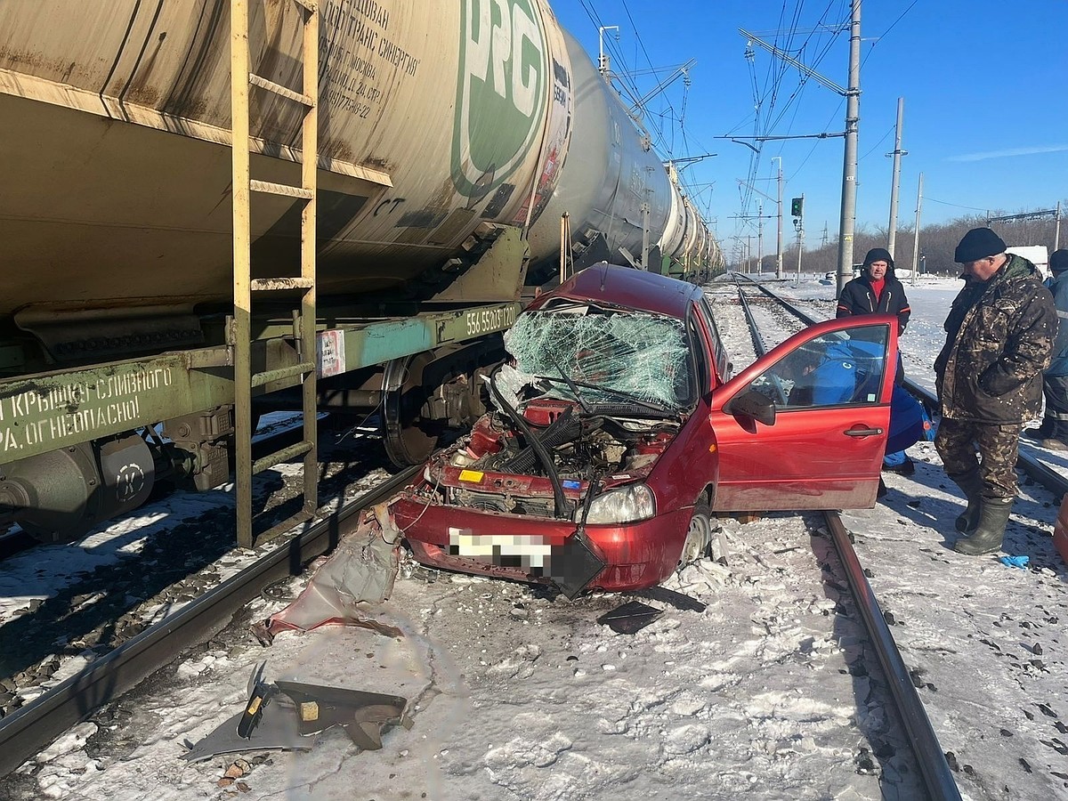 Причиной жуткой аварии на ж/д переезде стал выезд авто перед поездом в  Самарской области - KP.RU