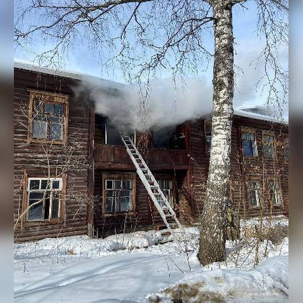 Расселенный деревянный дом горит на улице Усиевича в Нижнем Новгороде -  KP.RU