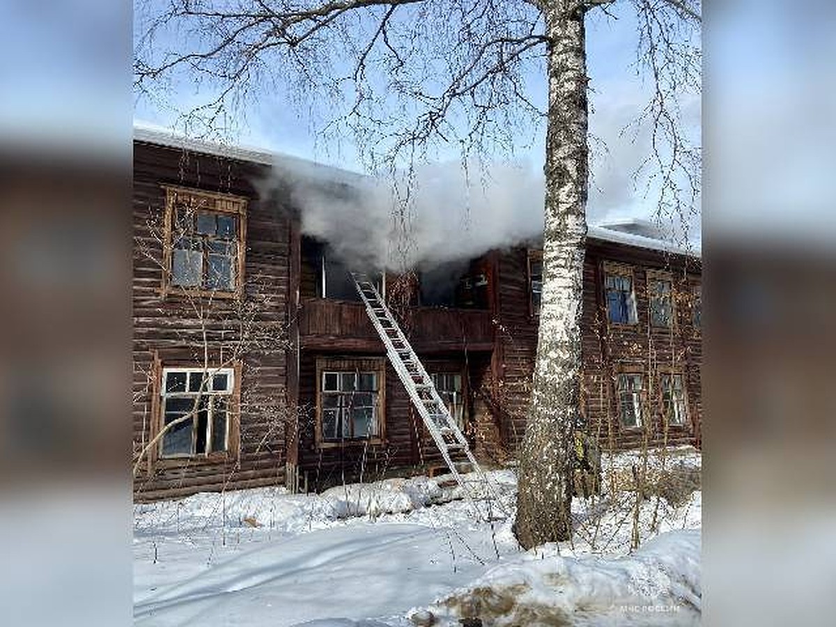 Расселенный деревянный дом горит на улице Усиевича в Нижнем Новгороде -  KP.RU