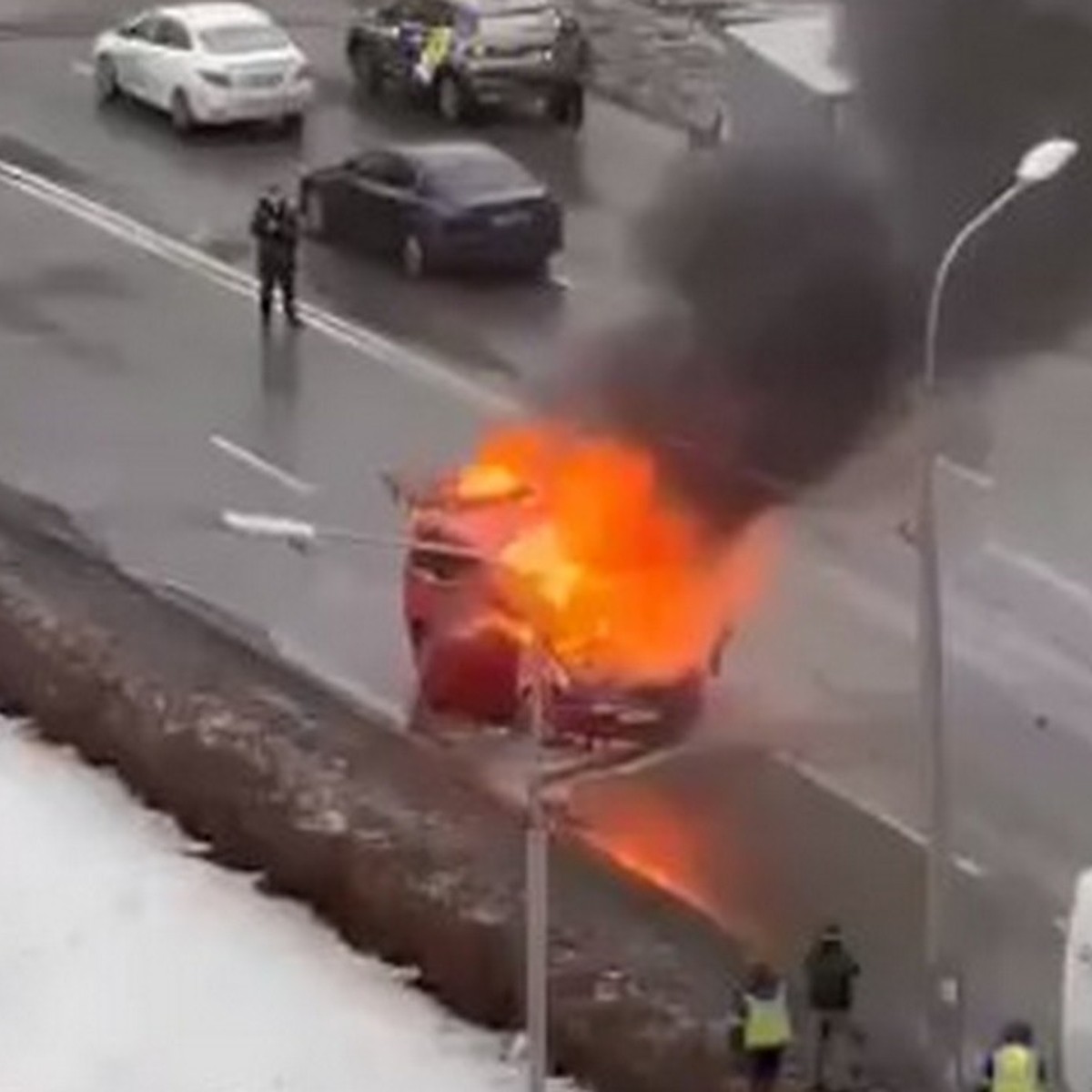 Mercedes полностью сгорел на проспекте Народного Ополчения в Петербурге -  KP.RU