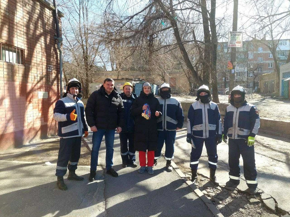 Ростовские спасатели достали медали и кубки чемпионки мира по кикбоксингу из дома на Нариманова. Фото: ГО и ЧС по Ростовской области