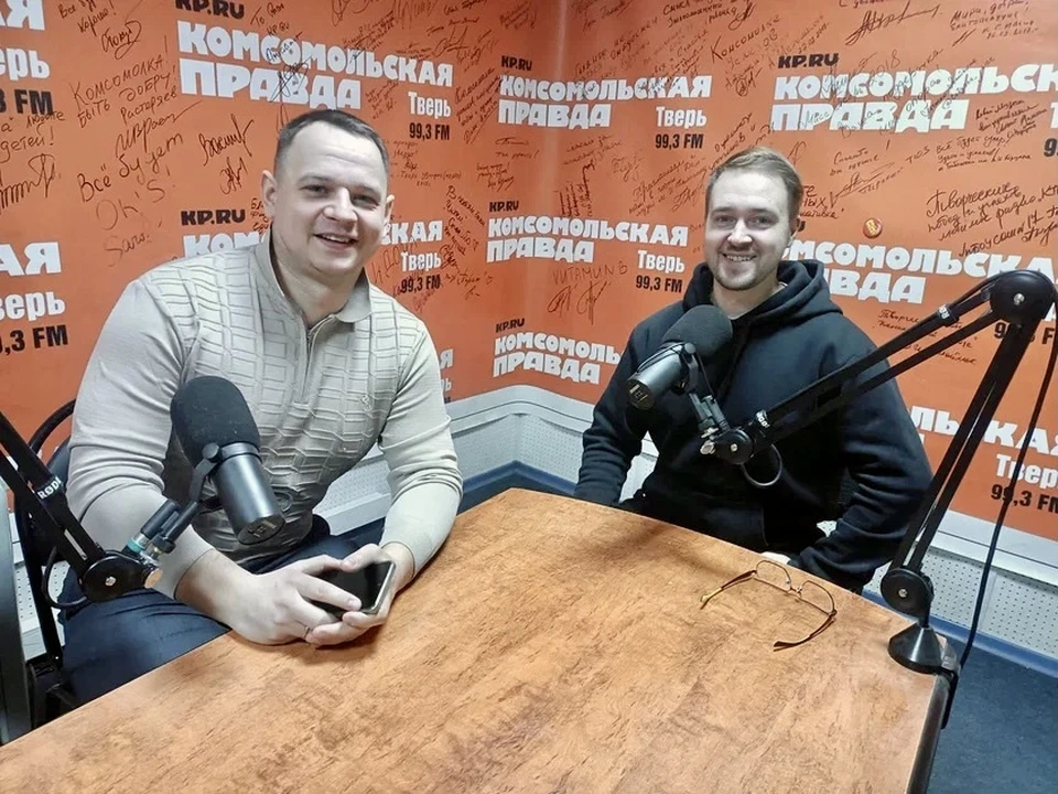 Режиссёр Александр Аверкиев и оператор Дмитрий Ильичёв в тверской студии радио «Комсомольская правда». Фото: Александр КОЛЕСОВ