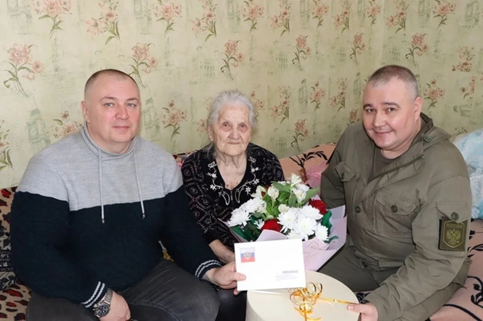 Путин поздравил со 100-летием жительницу Лутугинского района. Фото - администрация Лутугинского района