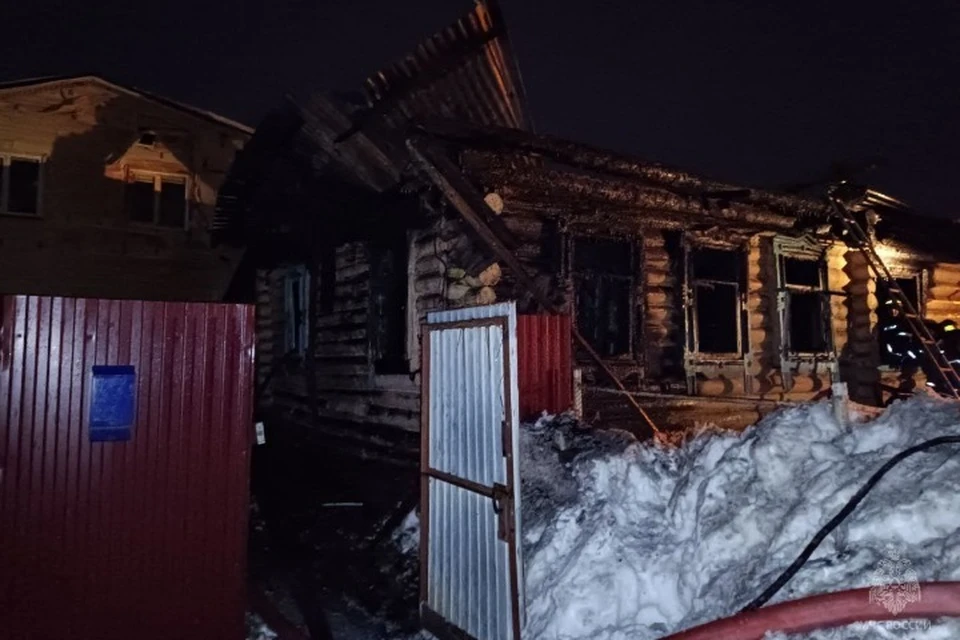 Пожар задел два дома. Фото: МЧС Удмуртии