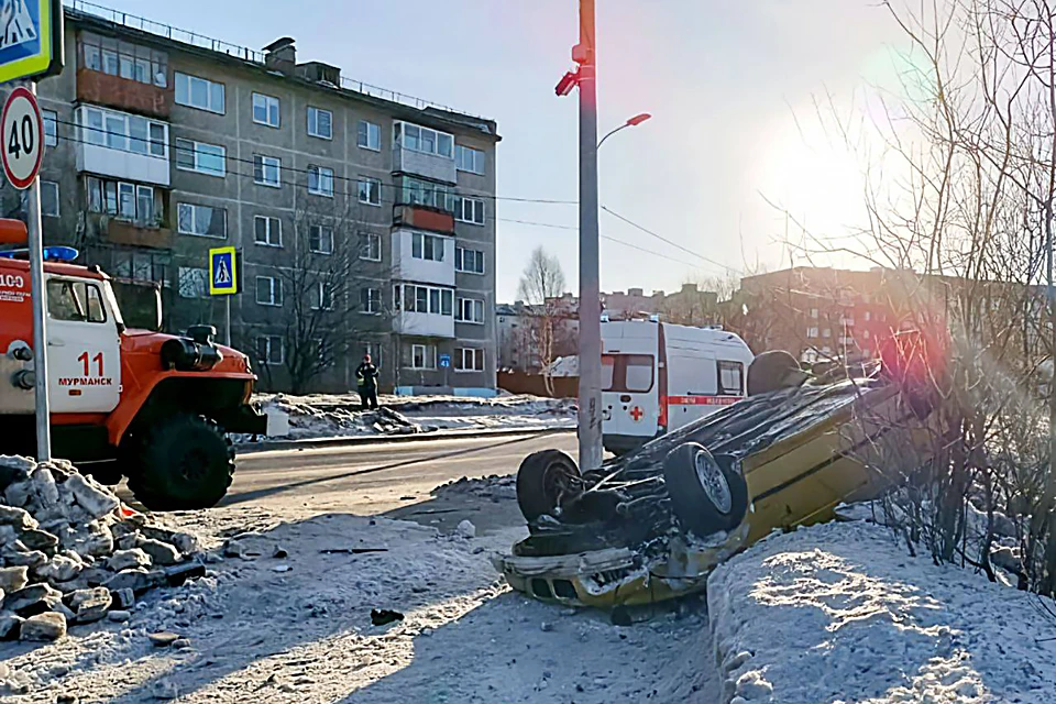 Водитель не справился с управлением и врезался в световую опору. Фото: Мурманск Дтп Чп / t.me/murmansk_chp