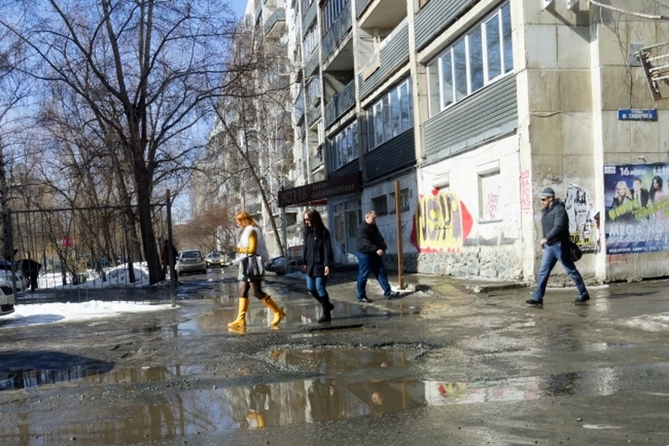 Поскольку в городе есть низинные пространства, где может скапливаться вода, нужно до начала потепления вывезти оттуда снег