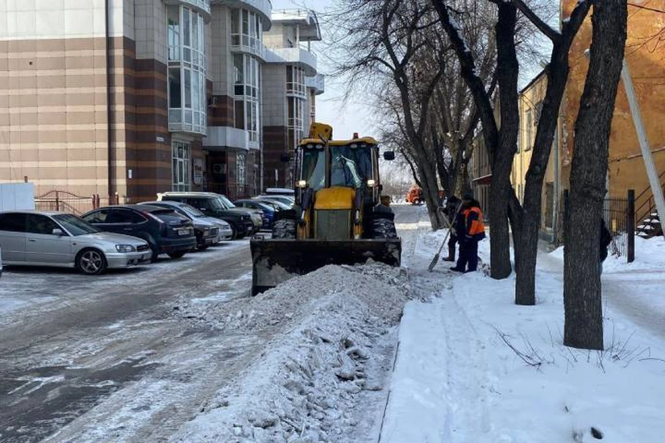 В Иркутске продолжают расчистку дорог и тротуаров от снега