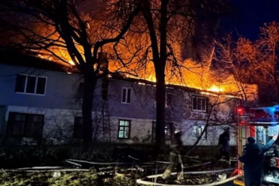 Администрация Луганска оказывает помощь оставшимся без жилья и документов в результате пожара на Стандартном городке. Фото - МЧС ЛНР