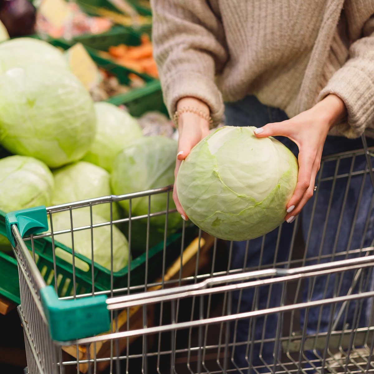 Я купил капусту, и в кармане пусто: какие продукты сильнее всего подорожали  за неделю - KP.RU