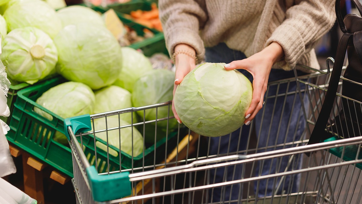 Я купил капусту, и в кармане пусто: какие продукты сильнее всего подорожали  за неделю - KP.RU