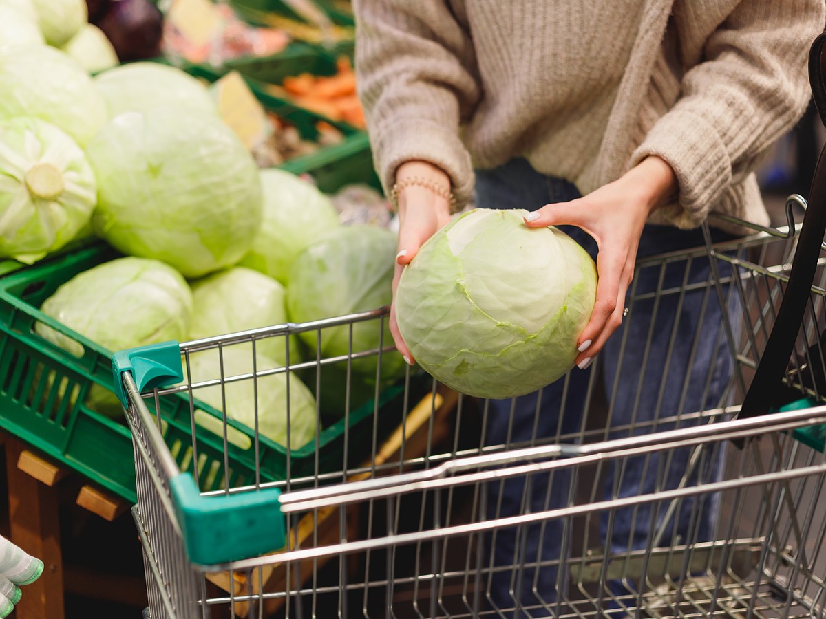 Я купил капусту, и в кармане пусто: какие продукты сильнее всего подорожали  за неделю - KP.RU