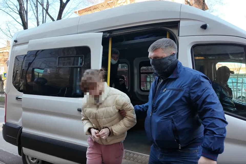 Благодаря оперативной работе сотрудников ФСБ России также своевременно была задержана 38-летняя гражданка России и Украины, которую завербовали для убийства
