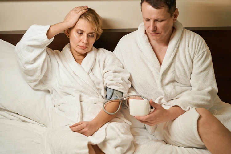 Если у мужа гипертония – давление у жены тоже начнет повышаться: Вот, как опасная сердечная патология передается близким