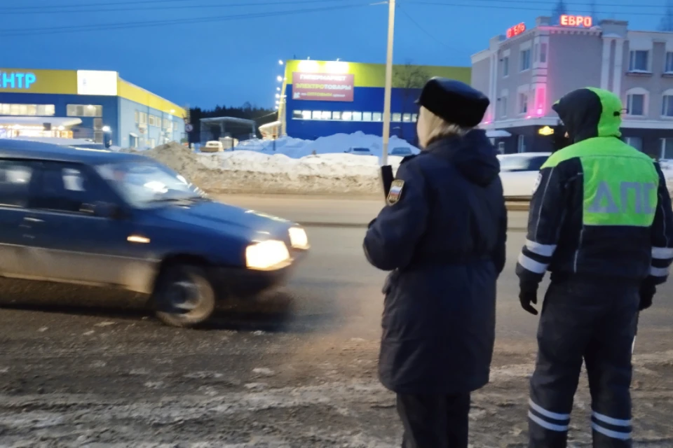 А после мужчина попался еще и автоинспекторам. Фото: ГУФССП России по Кировской области
