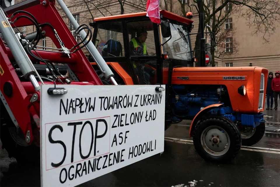 Украинские водители большегрузов, застрявшие на границе с Польшей, обвинили коллег в подкупе протестующих.