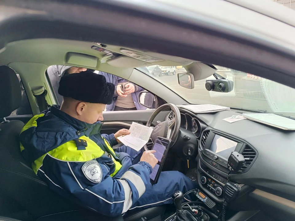 В Саратовской области сотрудники ГИБДД выявили почти тысячу нарушителей (фото УГИБДД Саратовской области)