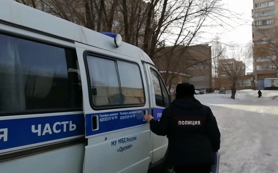 42-летняя старший кассир в сетевом магазине с октября по декабрь 2023 года присвоила 629 000 рублей. Фото: кадр видео УМВД по Оренбургской области