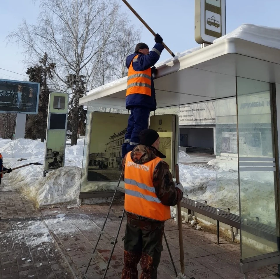 В Ульяновске чистят от снега крыши остановок общественного транспорта -  KP.RU