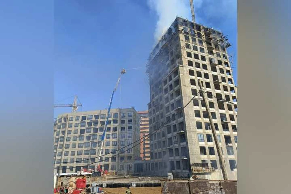 Пожар на стройке многоэтажки начался с задымления из-за горящей опалубки